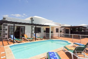 Villa in Playa Blanca with gated pool