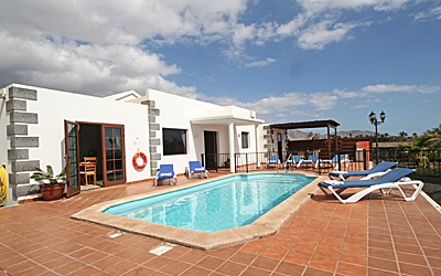 Villa in Playa Blanca with gated pool